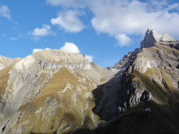 Wetterspitze mit Simmshütte und Etlerkopf (links)