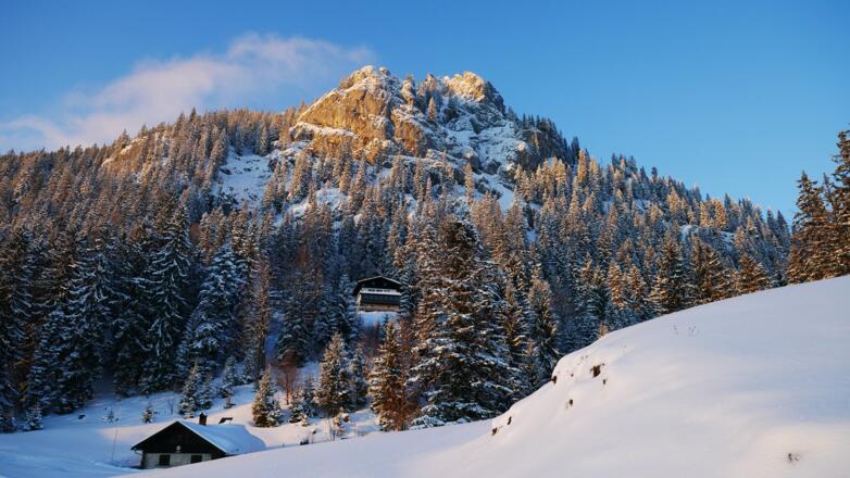 Brünnsteinhaus mit Bergwachthütte und Brünnstein