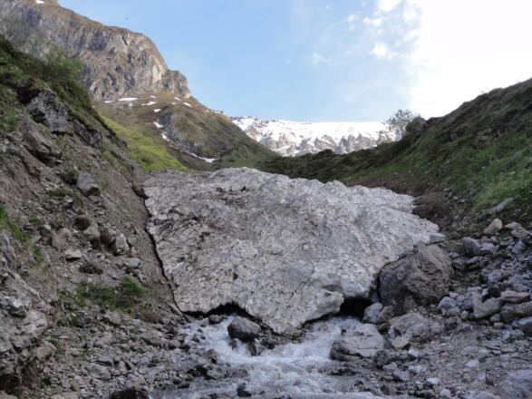 Schneereste im Juni am Aufstiegsweg
