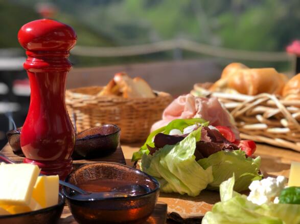 An Guedn - Brotzeit auf der Kaltenberghütte
