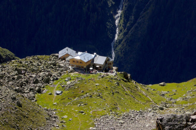 Die Rüsselsheimer Hütte liegt auf einem Hangabsatz 700m über dem Pitztal