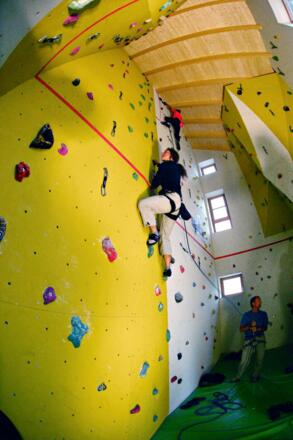 Die moderne Indoor-Kletterhalle im Taschachhaus