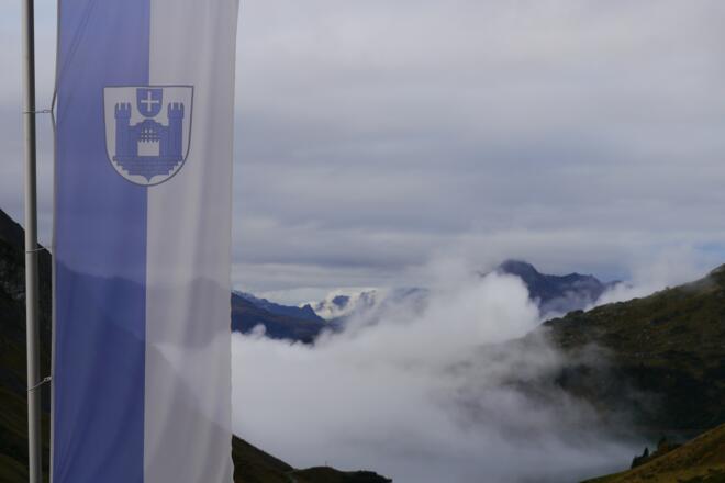 Die Ravensburger Stadtfahne weht vor der Hütte