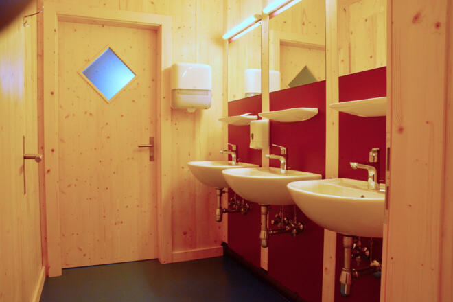 Damen-Waschraum und Zugang zur Toilette
