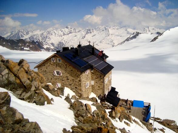 Montage der neuen Solaranlage am Brandenburger Haus