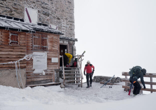 Terrasse vor dem winterlichen Brandenburger Haus