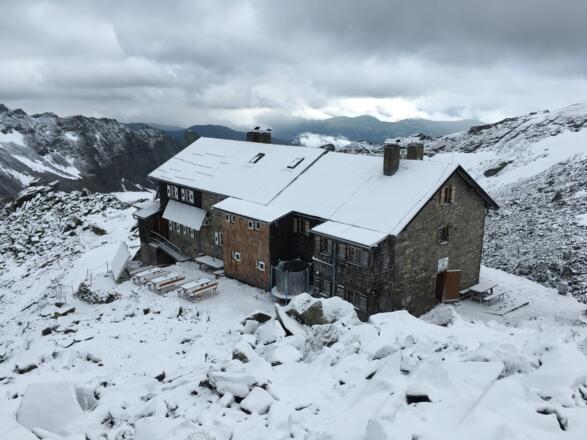 Landshuter-Europa-Hütte nach einem Wintereinbruch im Juli