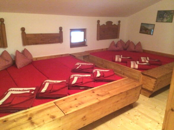 Warm, gemütlich, einladend: Eines der Lager in der Albert-Link-Hütte
