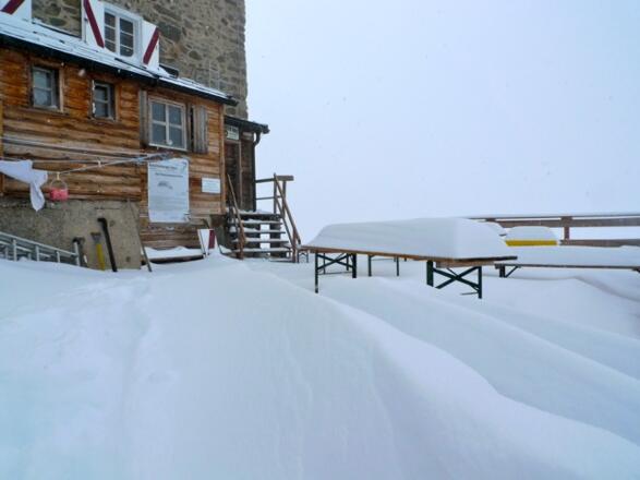 Sonnenterrasse im Schnee am Brandenburger Haus - auf der höchsten DAV-Hütte auch im Hochsommer keine Seltenheit