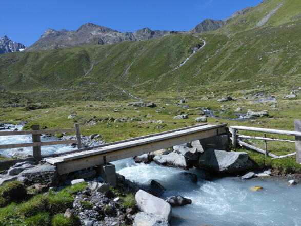 Neue Zugangsbrücke über den Gleirschbach.