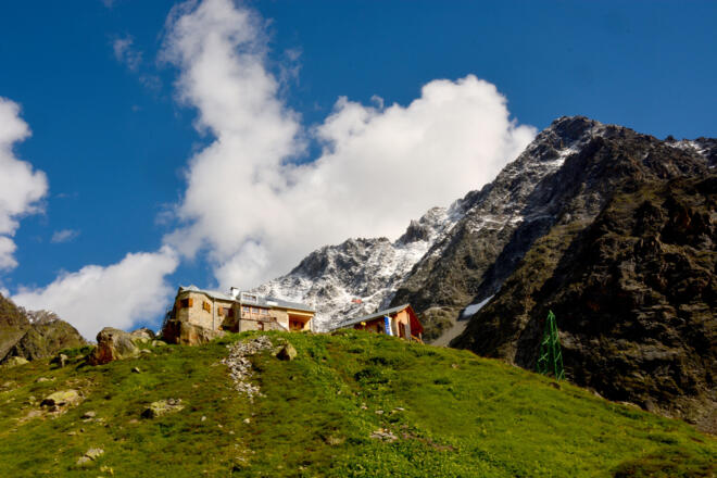 Die Rüsselsheimer Hütte mit Puitkogel vom Aufstiegsweg gesehen