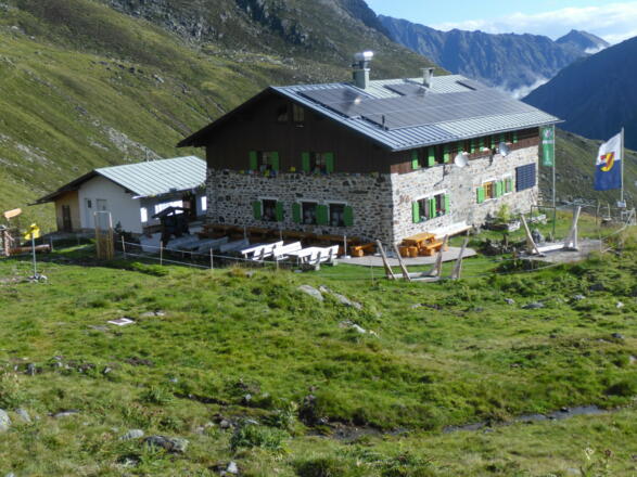 Hütte mit PV-Anlage