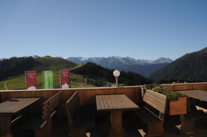 Sonnenterrasse mit Ausblick auf die Ötztaler