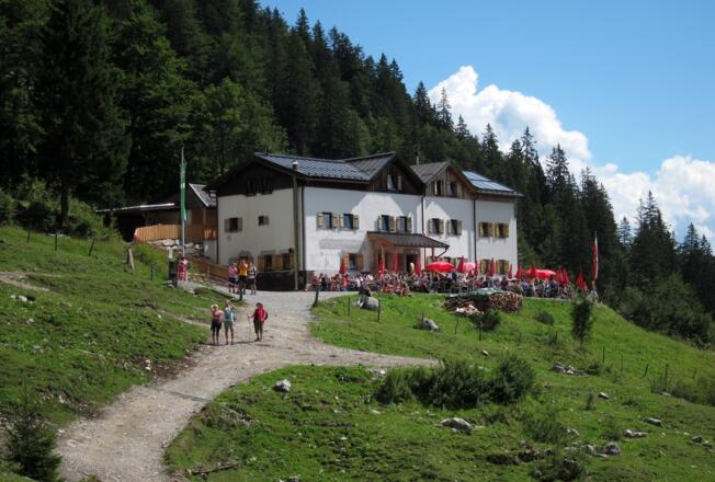 Gaudeamushütte mit voller Hüttenterrasse