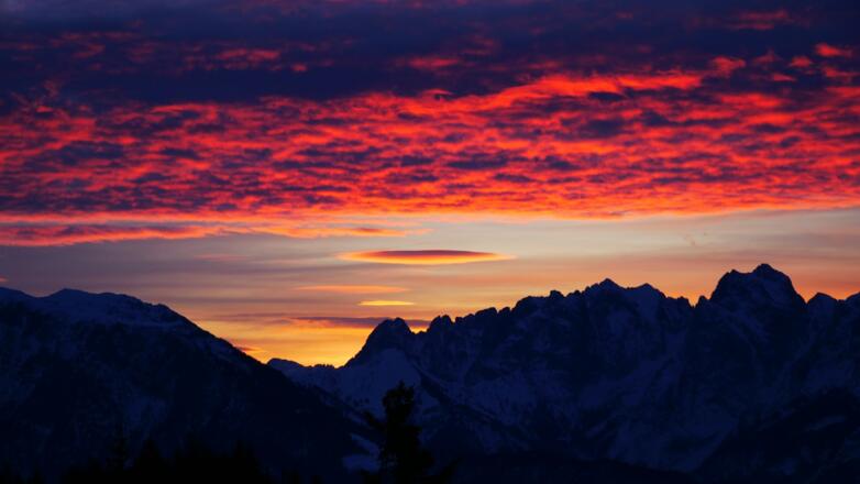 Leuchtende Wolken über dem Kaisergebirge vom Brünnsteinhaus aus