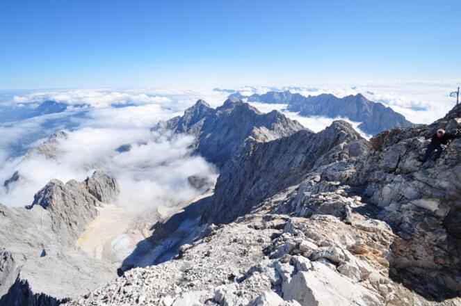 Münchner-Haus: Blick vom Gipfel hinunter ins Höllental