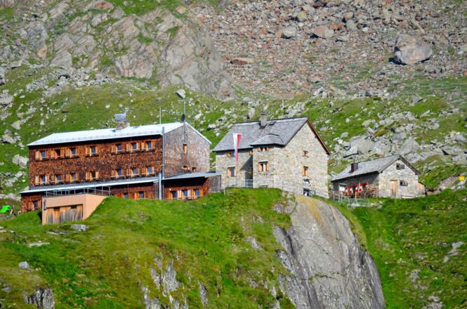 Essener und Rostocker Hütte vom Normalaufstieg mit Winterhaus rechts