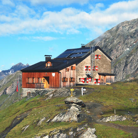 Sudetendeutsche Hütte auf der Oberen Steineralm, im Hintergrund der Nussing