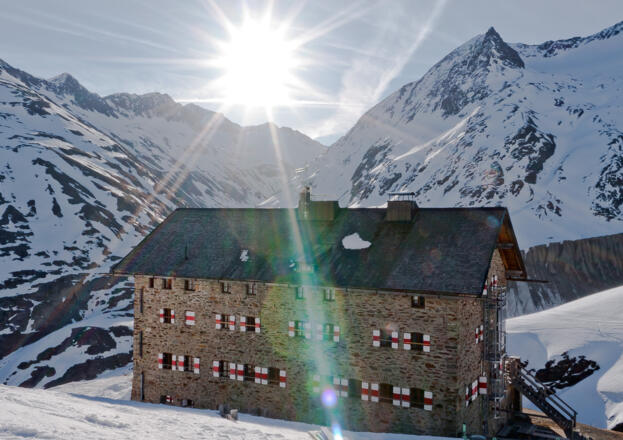 Martin-Busch-Hütte: Aufgehende Sonne über dem Schalfbachtal