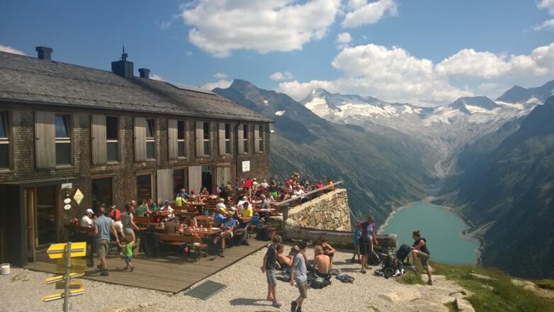 Sonnenterrasse mit Ausblick auf den Schlegeisspeicher