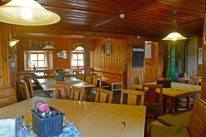 Auch nach der Modernisierung der Hütte hat der Gastraum seine urige Gemütlichkeit behalten
