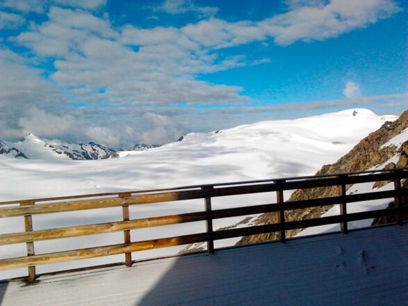 Blick von der Terrasse des Brandenburger Hauses über den Gepatschferner: links von hinten die Eisbrüche ins Langtauferer Tal, rechts die Weißseespitze