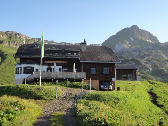 Biberacher Hütte mit Künzelspitze