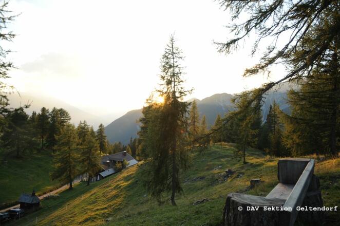 Sonnenuntergang auf der Almbank mit Blick ins Oberinntal