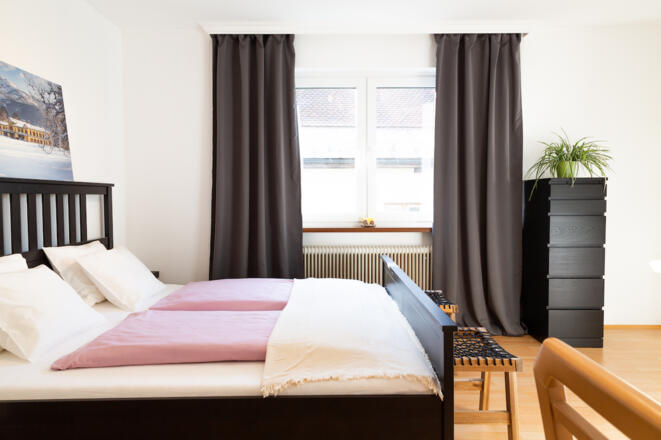 Doppelbett mit Fenster