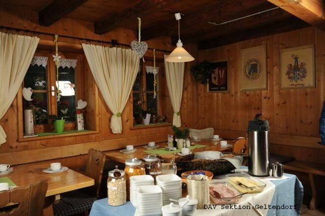 am Morgen ist das Frühstücksbuffet aufgebaut