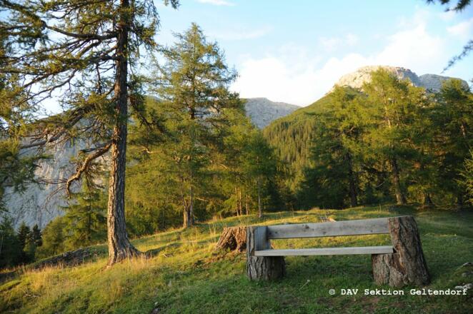 Almbank Blick zum Grossen Solstein