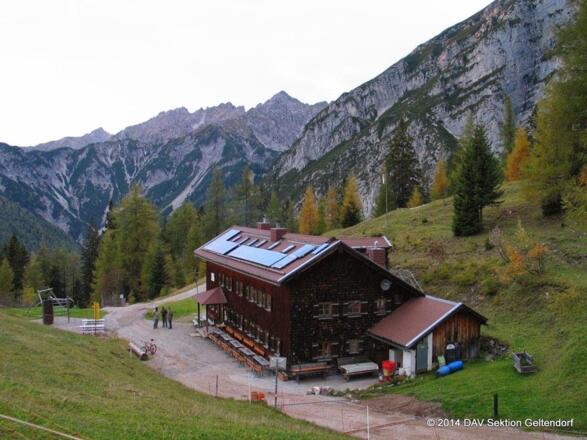 Blick über die Hütte zur Kuhlochspitze, dahinter die Freiungen