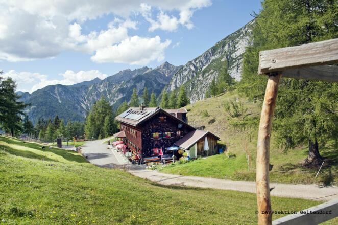 Neue Magdeburger Hütte (1633 m) mit Blick zur Kuhlochspitze und Freiungen