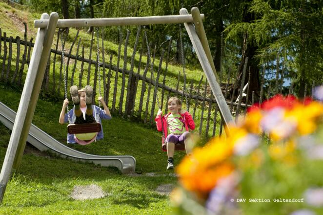 Kinderspielplatz mit der beliebten Schaukel
