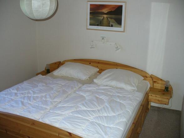 Schlafzimmer mit Doppelbett