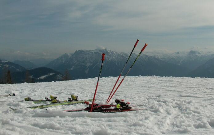 Ski Stöcke und Dachsteingletscher