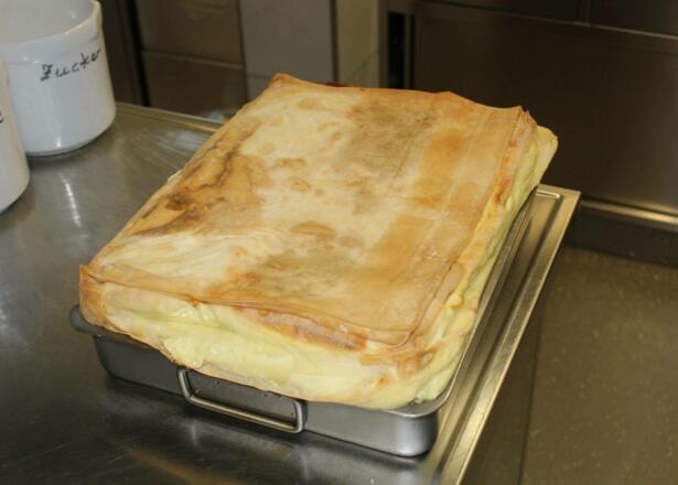 Frischer Topfenstrudel aus dem Ofen