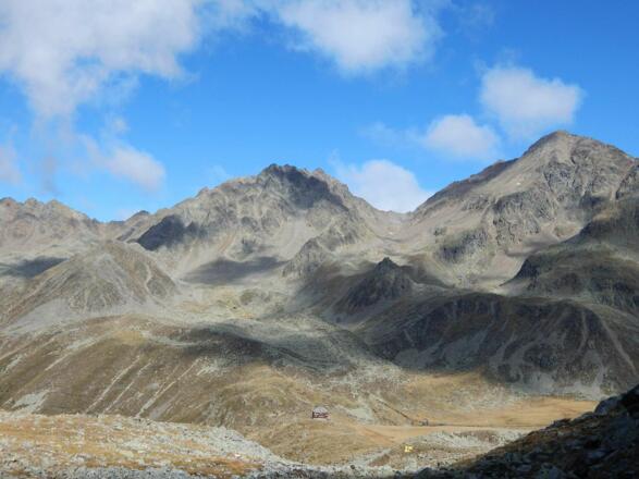 Die Hütte vor den Leibnitzer Rotspitzen (links) und dem Hochschober (rechts)