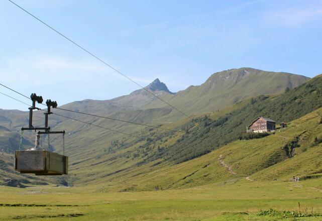 Hüttenversorgung - Im Hintergrund Klingspitze