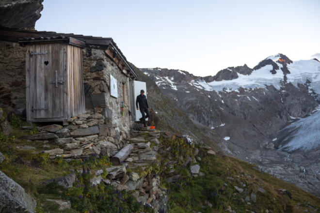 Philipp-Reuter-Biwak rechts im Hintergrund die Dreiherrenspitze