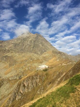Innsbrucker Hütte mit Habicht
