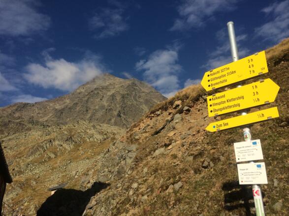 Wegweiser bei Innsbrucker Hütte