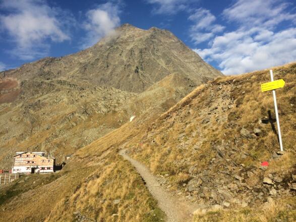 Innsbrucker Hütte mit Habicht