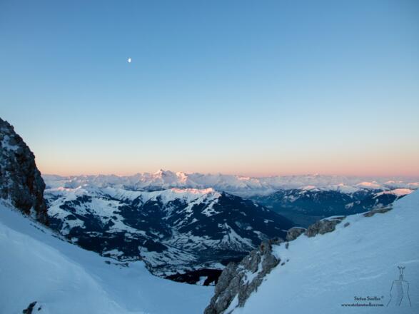 Blick bei Sonnenaufgang zum Alpenhauptkamm (Hohe Tauern).