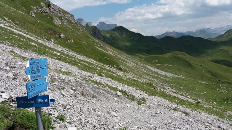 Oberer Wegweiser zum Cavelljoch (rechts im Bild)
