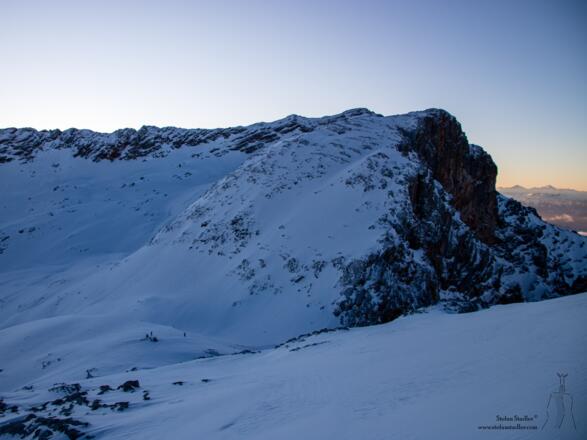 Das Selbhorn ragt knapp hinter den Mannlköpfen hervor.