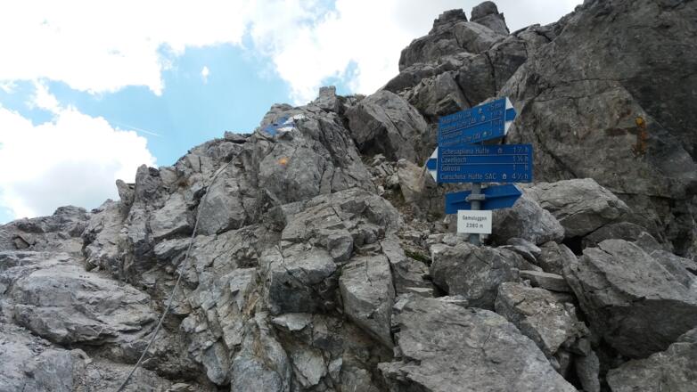 Blauer Wegweiser in der Scharte Gamsluggen/Gamslücke.