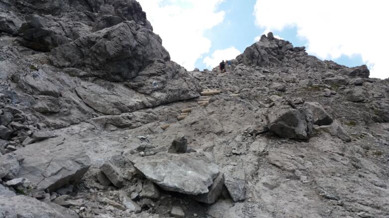 Von der tiefsten Stelle steigen wir steil über Holzstufen und mit Drahtseil auf.
