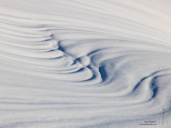 Der Wind formte wunderschöne Strukturen im Schnee.