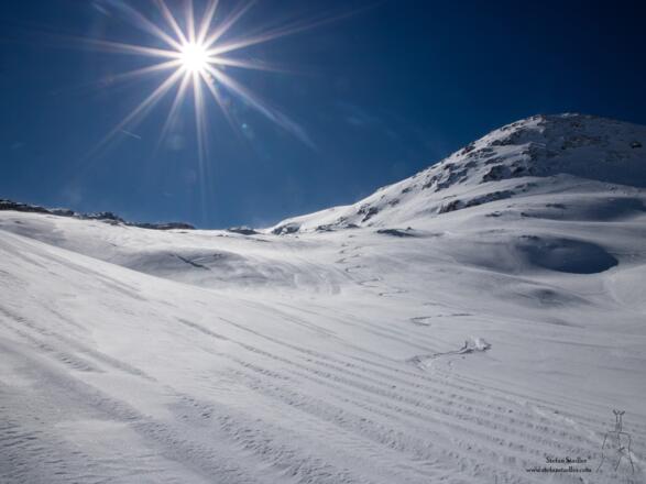 Pulverschnee in der Mulde nördlich der Buchauer Scharte.